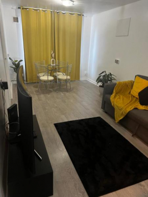 Stylish Apartment near Excel London- sleeps 4!